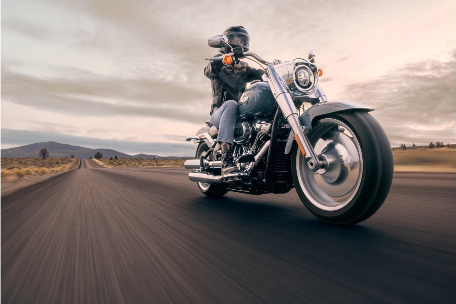 Ein Mann fährt ein schweres Fahrrad von Bike Stop GmbH - Harley-Davidson Hamburg Süd